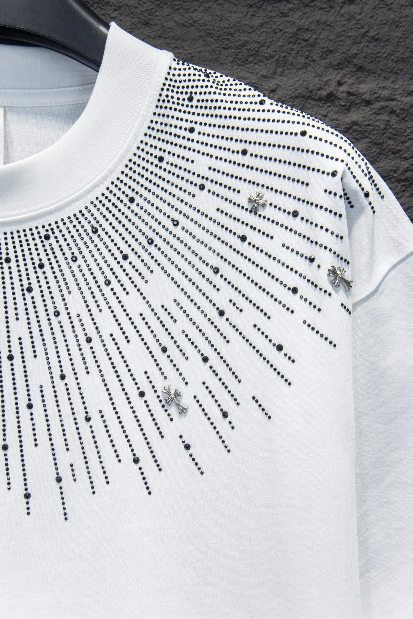 🅿️200 Style No.: 7252# Chrome hearts washed sandblasted rhinestone short sleeves • 25ss ⚠YB custom-woven and dyed fabric, color rhinestones, pattern The fabric is woven by imported machines, the uniqueness of the cloth texture creates a perfect garment effect. The fabric is made of 260g net cloth with 320g 1*1 rib, 4-color environmentally friendly dyed fabric, and the threads are in the same cylinder with no color difference.  Garment dyeing, garment washing and snow-frying process, and partial sandblasting to make it look old and white. Hat, collar, pockets, cuffs, front and rear threads, the details are clearly visible. Double yarn combed pure cotton high-end dust-free fabric, 32-pin high-end textile thread 70D ultra-fine elastic stitching, nearly invisible threading, close-fitting and comfortable. The white gray fabric is dyed, washed and sanded to make it old, showing the grayish blue light effect of the original black. Thousands of Austrian rhinestones are specially ordered to have the bling of natural crystals under the light. Bling effect, multi-section reflective points, extremely high production cost, laser molding includes computer engraving machine and laser machine It is accurate in granules. Finally, it is ironed at high temperature to finalize the shape. After ironing, you need to repeatedly test the firmness on the ironing pattern. It can show colorful reflections under the light. The collar webbing extends to the shoulder for reinforcement, and the stitches are knocked down at the connection. The hem and The cuffs are all made of 0.2mm needle-pitch double-thread turning. They are carefully produced at high cost. The weight of the entire garment reaches more than 1 kilogram. The attitude of making goods with a magnifying glass restores the quality and effect of the product. A full set of customized accessories only presents every detail to customers. The body of the garment is made of hardware and rhinestones, which greatly increases the interest of the garment and creates a unique visual effect. The special washing effect creates a unique aged effect.  The Paris short-sleeve must be the first short-sleeved piece in spring and summer that blurs the boundaries of unisex style. It has a classic dropped shoulder, oversize version, and a loose and casual upper body.  Color: Washed Black White Size: S M L XL